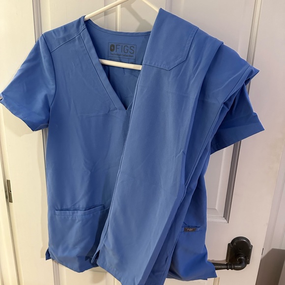 FIGS ceil blue casma three pocket top - Picture 2 of 5